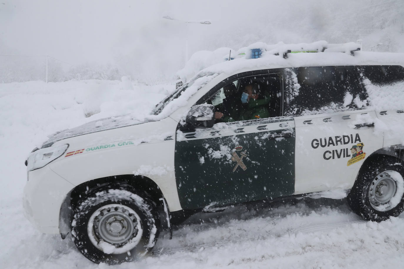 La nieve caída en las últimas horas en Asturias ha dejado estampas maravillosas, pero también ha alterado la vida de los vecinos de las zonas más altas de la región.