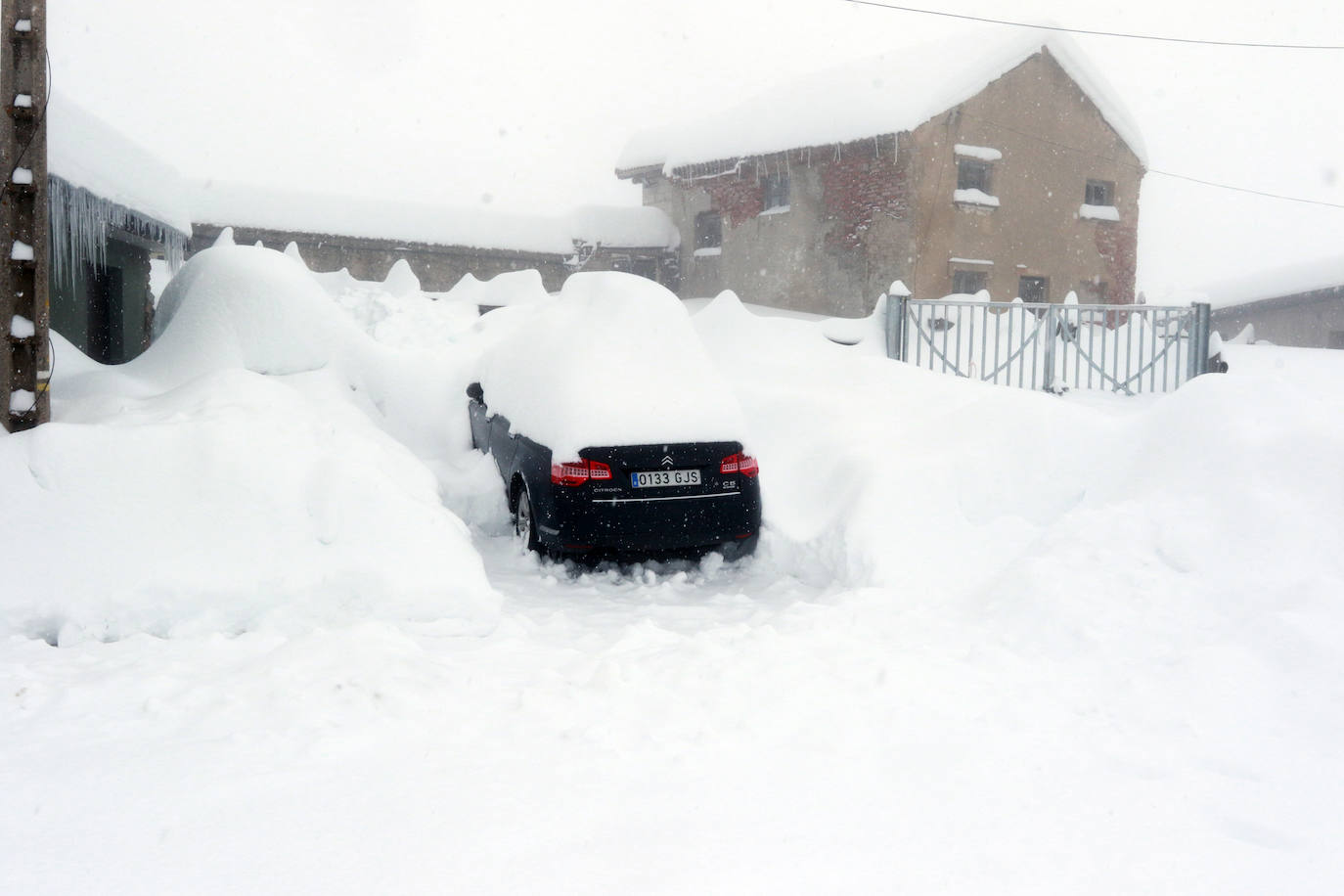 La nieve caída en las últimas horas en Asturias ha dejado estampas maravillosas, pero también ha alterado la vida de los vecinos de las zonas más altas de la región.