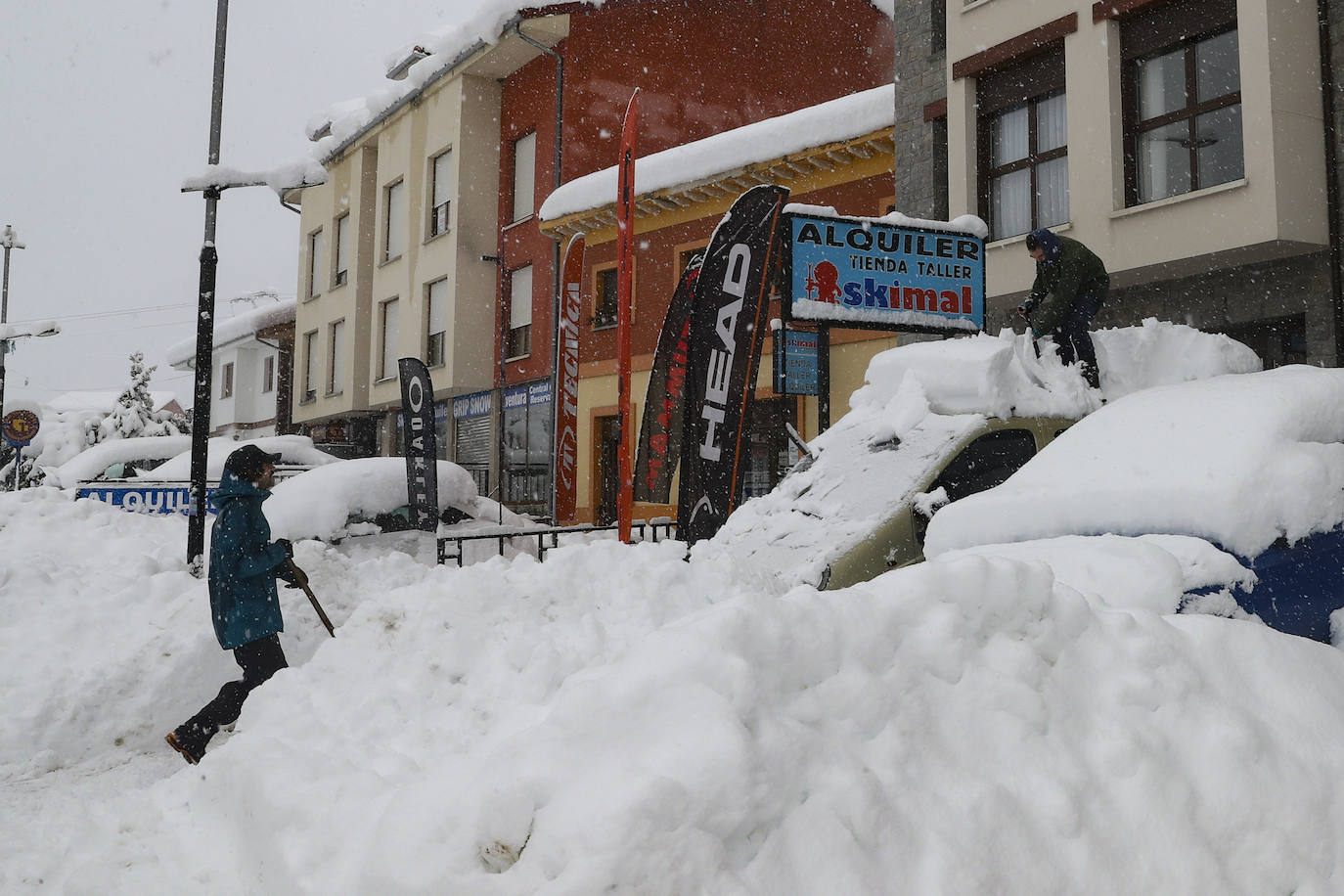 La nieve caída en las últimas horas en Asturias ha dejado estampas maravillosas, pero también ha alterado la vida de los vecinos de las zonas más altas de la región.