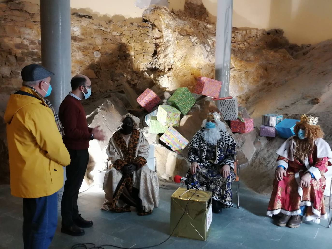A pesar de la pandemia, Melchor, Gaspar y Baltasar no han querido olvidarse de los regalos de ningún niño de Asturias y han realizado un recorrido de lo más completo a lo largo de toda la región. Eso sí, siempre cumpliendo las medidas de seguridad frente al coronavirus. Por eso los Reyes Magos de Oriente no han podido realizar las tradicionales cabalgatas. Así, durante el pasado lunes y este martes, Sus Majestades, acompañados del Príncipe Aliatar, han atendido las peticiones de los más pequeños de Oviedo, Gijón, Avilés, Mieres, Colloto, Villaviciosa, Cangas del Narcea, Lugones y muchos otros municipios asturianos. 
