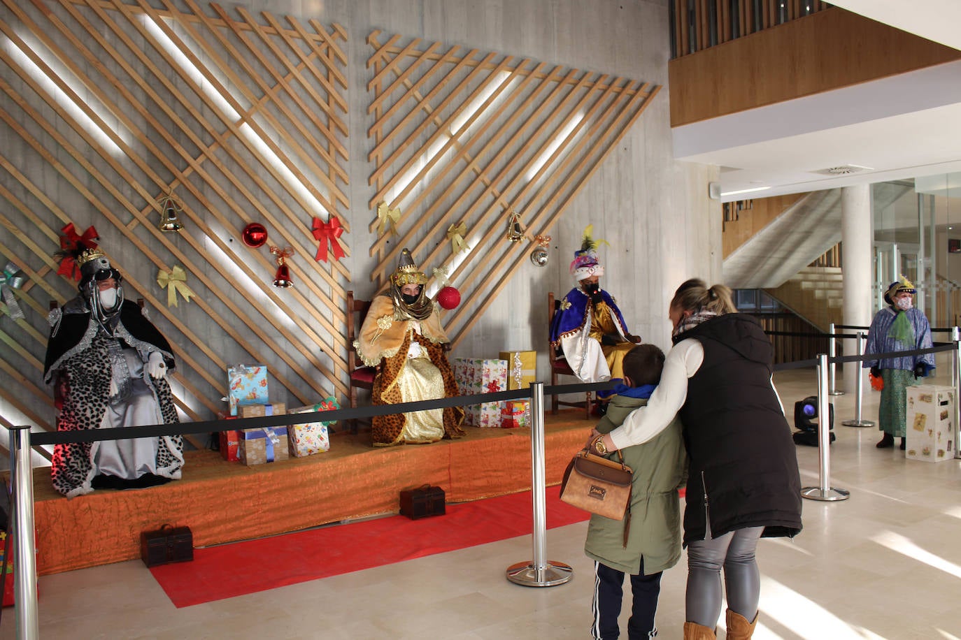 A pesar de la pandemia, Melchor, Gaspar y Baltasar no han querido olvidarse de los regalos de ningún niño de Asturias y han realizado un recorrido de lo más completo a lo largo de toda la región. Eso sí, siempre cumpliendo las medidas de seguridad frente al coronavirus. Por eso los Reyes Magos de Oriente no han podido realizar las tradicionales cabalgatas. Así, durante el pasado lunes y este martes, Sus Majestades, acompañados del Príncipe Aliatar, han atendido las peticiones de los más pequeños de Oviedo, Gijón, Avilés, Mieres, Colloto, Villaviciosa, Cangas del Narcea, Lugones y muchos otros municipios asturianos. 