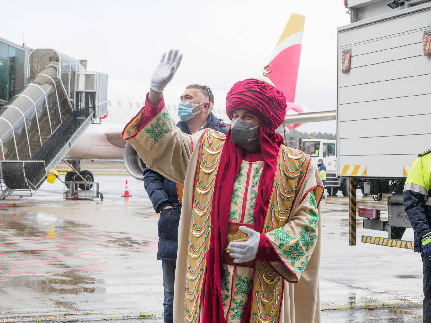 A pesar de la pandemia, Melchor, Gaspar y Baltasar no han querido olvidarse de los regalos de ningún niño de Asturias y han realizado un recorrido de lo más completo a lo largo de toda la región. Eso sí, siempre cumpliendo las medidas de seguridad frente al coronavirus. Por eso los Reyes Magos de Oriente no han podido realizar las tradicionales cabalgatas. Así, durante el pasado lunes y este martes, Sus Majestades, acompañados del Príncipe Aliatar, han atendido las peticiones de los más pequeños de Oviedo, Gijón, Avilés, Mieres, Colloto, Villaviciosa, Cangas del Narcea, Lugones y muchos otros municipios asturianos. 