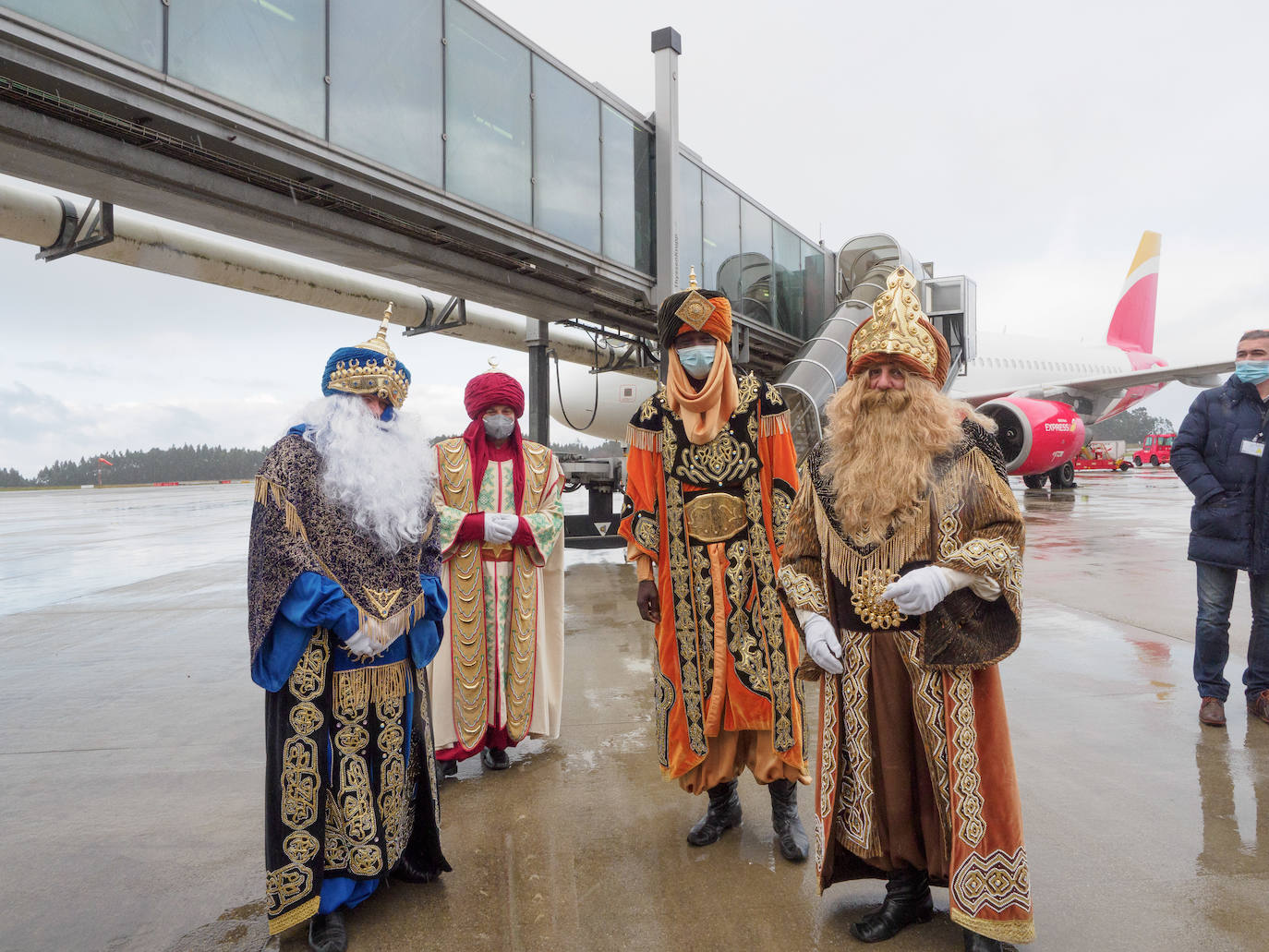 A pesar de la pandemia, Melchor, Gaspar y Baltasar no han querido olvidarse de los regalos de ningún niño de Asturias y han realizado un recorrido de lo más completo a lo largo de toda la región. Eso sí, siempre cumpliendo las medidas de seguridad frente al coronavirus. Por eso los Reyes Magos de Oriente no han podido realizar las tradicionales cabalgatas. Así, durante el pasado lunes y este martes, Sus Majestades, acompañados del Príncipe Aliatar, han atendido las peticiones de los más pequeños de Oviedo, Gijón, Avilés, Mieres, Colloto, Villaviciosa, Cangas del Narcea, Lugones y muchos otros municipios asturianos. 