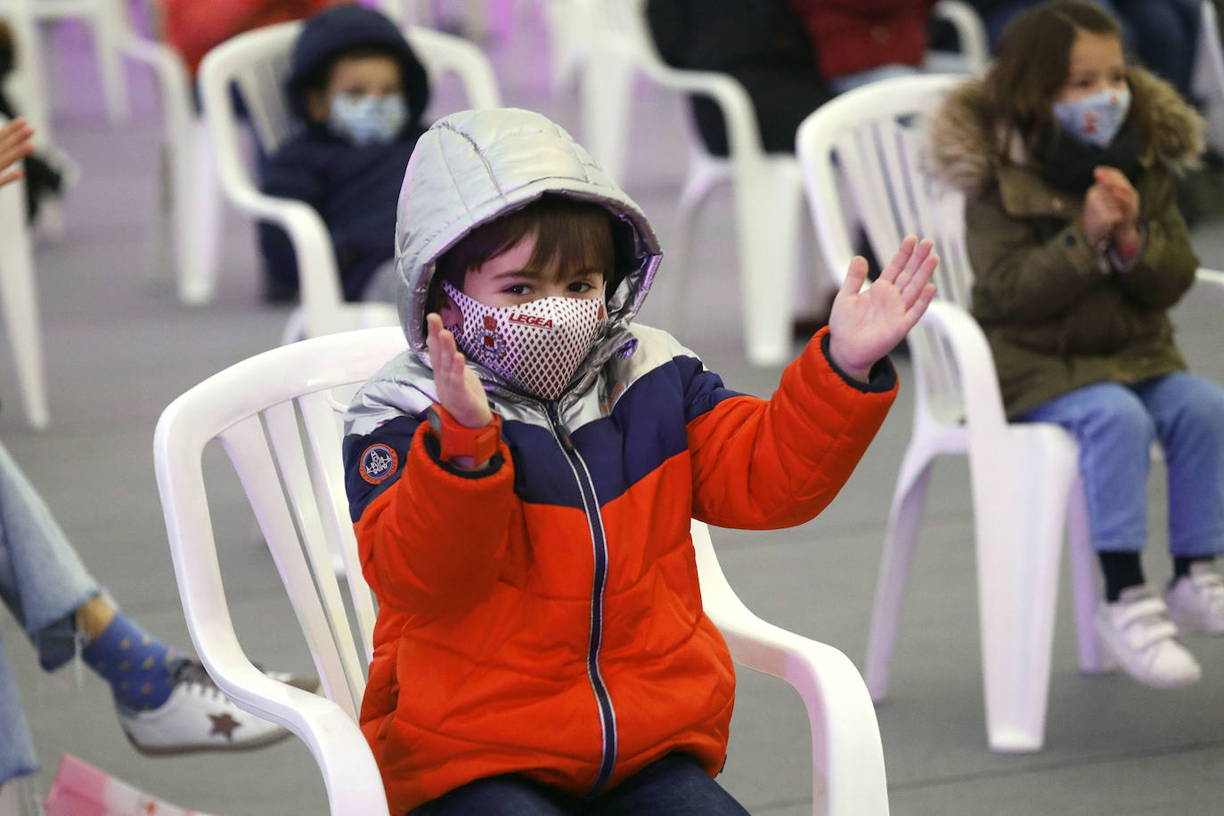 A pesar de la pandemia, Melchor, Gaspar y Baltasar no han querido olvidarse de los regalos de ningún niño de Asturias y han realizado un recorrido de lo más completo a lo largo de toda la región. Eso sí, siempre cumpliendo las medidas de seguridad frente al coronavirus. Por eso los Reyes Magos de Oriente no han podido realizar las tradicionales cabalgatas. Así, durante el pasado lunes y este martes, Sus Majestades, acompañados del Príncipe Aliatar, han atendido las peticiones de los más pequeños de Oviedo, Gijón, Avilés, Mieres, Colloto, Villaviciosa, Cangas del Narcea, Lugones y muchos otros municipios asturianos. 
