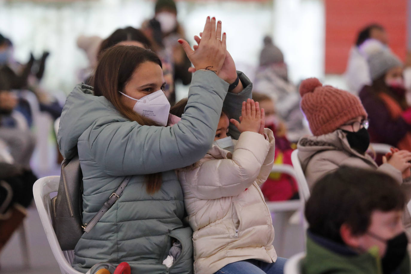 A pesar de la pandemia, Melchor, Gaspar y Baltasar no han querido olvidarse de los regalos de ningún niño de Asturias y han realizado un recorrido de lo más completo a lo largo de toda la región. Eso sí, siempre cumpliendo las medidas de seguridad frente al coronavirus. Por eso los Reyes Magos de Oriente no han podido realizar las tradicionales cabalgatas. Así, durante el pasado lunes y este martes, Sus Majestades, acompañados del Príncipe Aliatar, han atendido las peticiones de los más pequeños de Oviedo, Gijón, Avilés, Mieres, Colloto, Villaviciosa, Cangas del Narcea, Lugones y muchos otros municipios asturianos. 