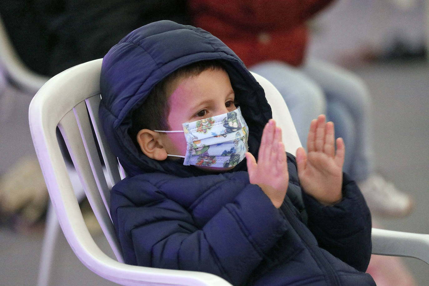 A pesar de la pandemia, Melchor, Gaspar y Baltasar no han querido olvidarse de los regalos de ningún niño de Asturias y han realizado un recorrido de lo más completo a lo largo de toda la región. Eso sí, siempre cumpliendo las medidas de seguridad frente al coronavirus. Por eso los Reyes Magos de Oriente no han podido realizar las tradicionales cabalgatas. Así, durante el pasado lunes y este martes, Sus Majestades, acompañados del Príncipe Aliatar, han atendido las peticiones de los más pequeños de Oviedo, Gijón, Avilés, Mieres, Colloto, Villaviciosa, Cangas del Narcea, Lugones y muchos otros municipios asturianos. 