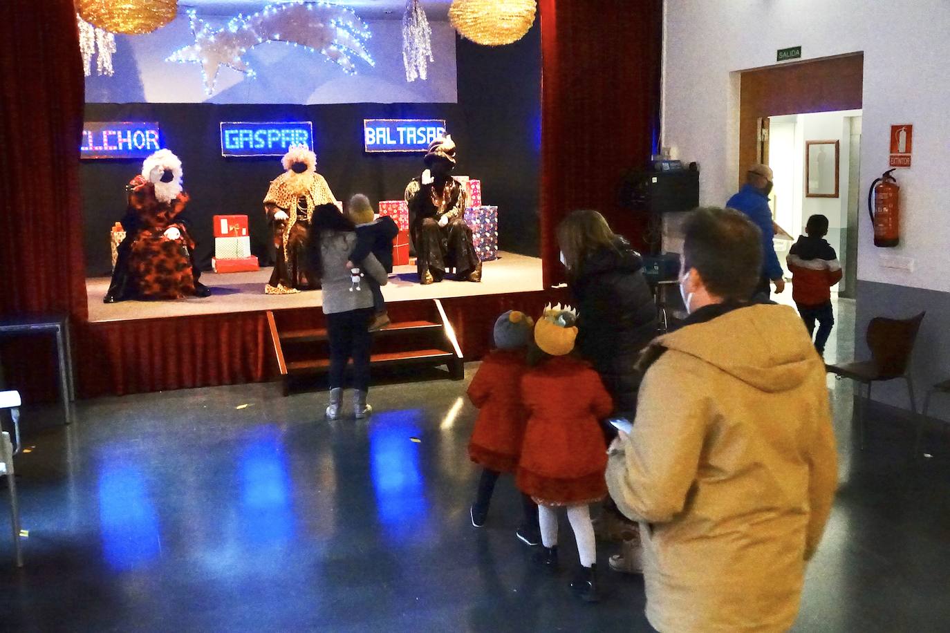 A pesar de la pandemia, Melchor, Gaspar y Baltasar no han querido olvidarse de los regalos de ningún niño de Asturias y han realizado un recorrido de lo más completo a lo largo de toda la región. Eso sí, siempre cumpliendo las medidas de seguridad frente al coronavirus. Por eso los Reyes Magos de Oriente no han podido realizar las tradicionales cabalgatas. Así, durante el pasado lunes y este martes, Sus Majestades, acompañados del Príncipe Aliatar, han atendido las peticiones de los más pequeños de Oviedo, Gijón, Avilés, Mieres, Colloto, Villaviciosa, Cangas del Narcea, Lugones, Arriondas, Ribadesella, Cangas de Onís y muchos otros municipios asturianos. 