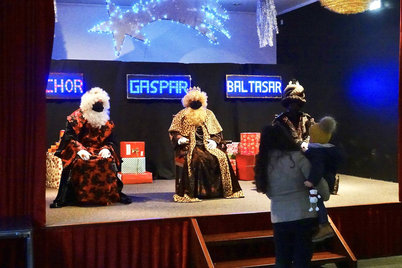 A pesar de la pandemia, Melchor, Gaspar y Baltasar no han querido olvidarse de los regalos de ningún niño de Asturias y han realizado un recorrido de lo más completo a lo largo de toda la región. Eso sí, siempre cumpliendo las medidas de seguridad frente al coronavirus. Por eso los Reyes Magos de Oriente no han podido realizar las tradicionales cabalgatas. Así, durante el pasado lunes y este martes, Sus Majestades, acompañados del Príncipe Aliatar, han atendido las peticiones de los más pequeños de Oviedo, Gijón, Avilés, Mieres, Colloto, Villaviciosa, Cangas del Narcea, Lugones, Arriondas, Ribadesella, Cangas de Onís y muchos otros municipios asturianos. 