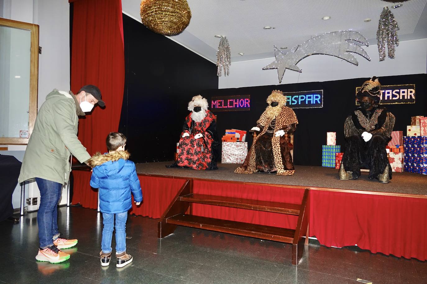 A pesar de la pandemia, Melchor, Gaspar y Baltasar no han querido olvidarse de los regalos de ningún niño de Asturias y han realizado un recorrido de lo más completo a lo largo de toda la región. Eso sí, siempre cumpliendo las medidas de seguridad frente al coronavirus. Por eso los Reyes Magos de Oriente no han podido realizar las tradicionales cabalgatas. Así, durante el pasado lunes y este martes, Sus Majestades, acompañados del Príncipe Aliatar, han atendido las peticiones de los más pequeños de Oviedo, Gijón, Avilés, Mieres, Colloto, Villaviciosa, Cangas del Narcea, Lugones, Arriondas, Ribadesella, Cangas de Onís y muchos otros municipios asturianos. 