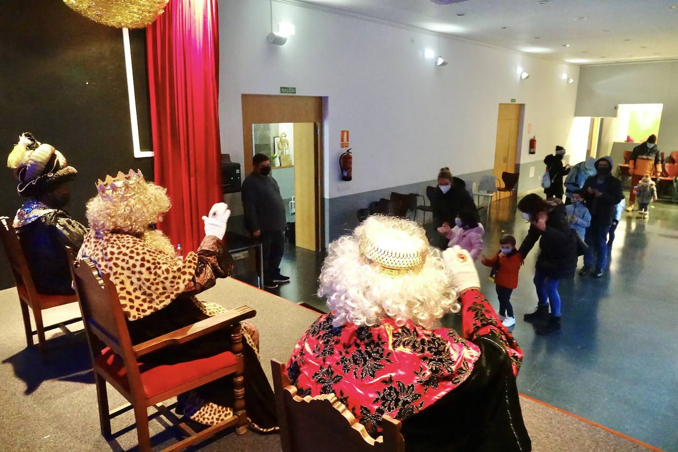 A pesar de la pandemia, Melchor, Gaspar y Baltasar no han querido olvidarse de los regalos de ningún niño de Asturias y han realizado un recorrido de lo más completo a lo largo de toda la región. Eso sí, siempre cumpliendo las medidas de seguridad frente al coronavirus. Por eso los Reyes Magos de Oriente no han podido realizar las tradicionales cabalgatas. Así, durante el pasado lunes y este martes, Sus Majestades, acompañados del Príncipe Aliatar, han atendido las peticiones de los más pequeños de Oviedo, Gijón, Avilés, Mieres, Colloto, Villaviciosa, Cangas del Narcea, Lugones, Arriondas, Ribadesella, Cangas de Onís y muchos otros municipios asturianos. 