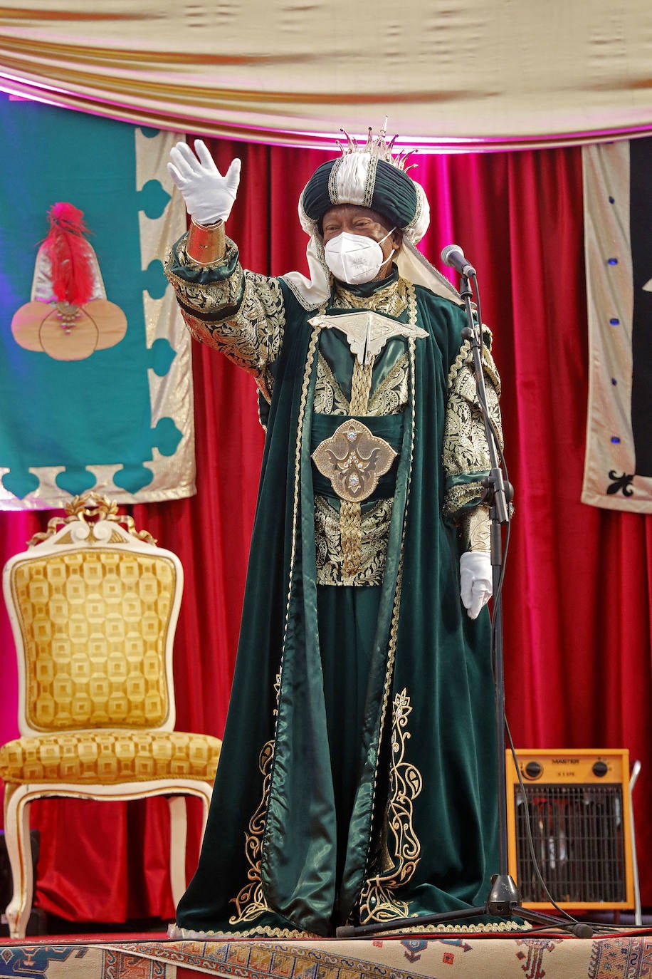 A pesar de la pandemia, Melchor, Gaspar y Baltasar no han querido olvidarse de los regalos de ningún niño de Asturias y han realizado un recorrido de lo más completo a lo largo de toda la región. Eso sí, siempre cumpliendo las medidas de seguridad frente al coronavirus. Por eso los Reyes Magos de Oriente no han podido realizar las tradicionales cabalgatas. Así, durante el pasado lunes y este martes, Sus Majestades, acompañados del Príncipe Aliatar, han atendido las peticiones de los más pequeños de Oviedo, Gijón, Avilés, Mieres, Colloto, Villaviciosa, Cangas del Narcea, Lugones, Arriondas, Ribadesella, Cangas de Onís y muchos otros municipios asturianos. 