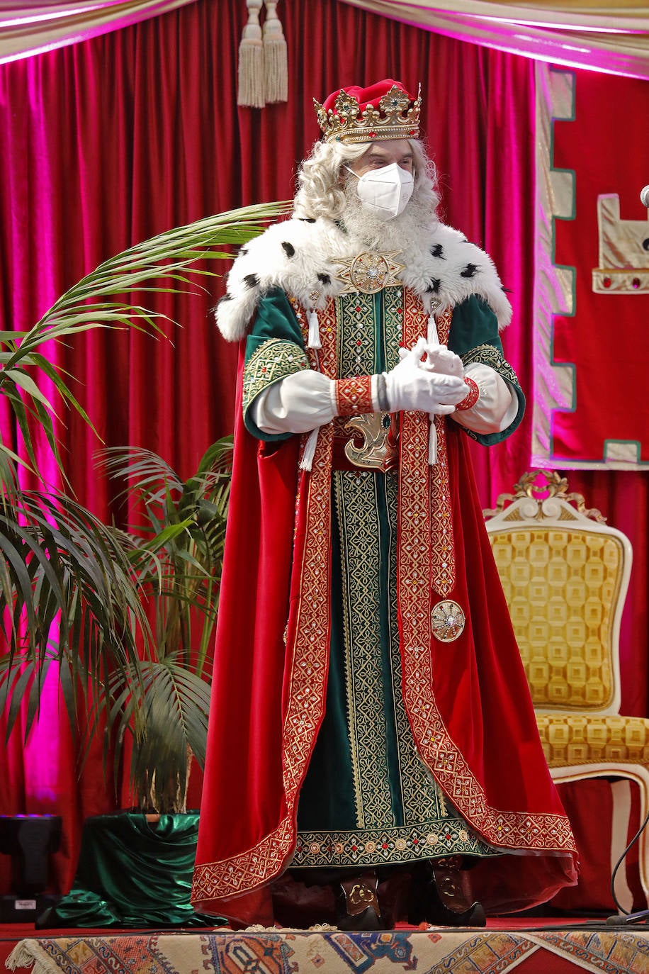 A pesar de la pandemia, Melchor, Gaspar y Baltasar no han querido olvidarse de los regalos de ningún niño de Asturias y han realizado un recorrido de lo más completo a lo largo de toda la región. Eso sí, siempre cumpliendo las medidas de seguridad frente al coronavirus. Por eso los Reyes Magos de Oriente no han podido realizar las tradicionales cabalgatas. Así, durante el pasado lunes y este martes, Sus Majestades, acompañados del Príncipe Aliatar, han atendido las peticiones de los más pequeños de Oviedo, Gijón, Avilés, Mieres, Colloto, Villaviciosa, Cangas del Narcea, Lugones, Arriondas, Ribadesella, Cangas de Onís y muchos otros municipios asturianos. 