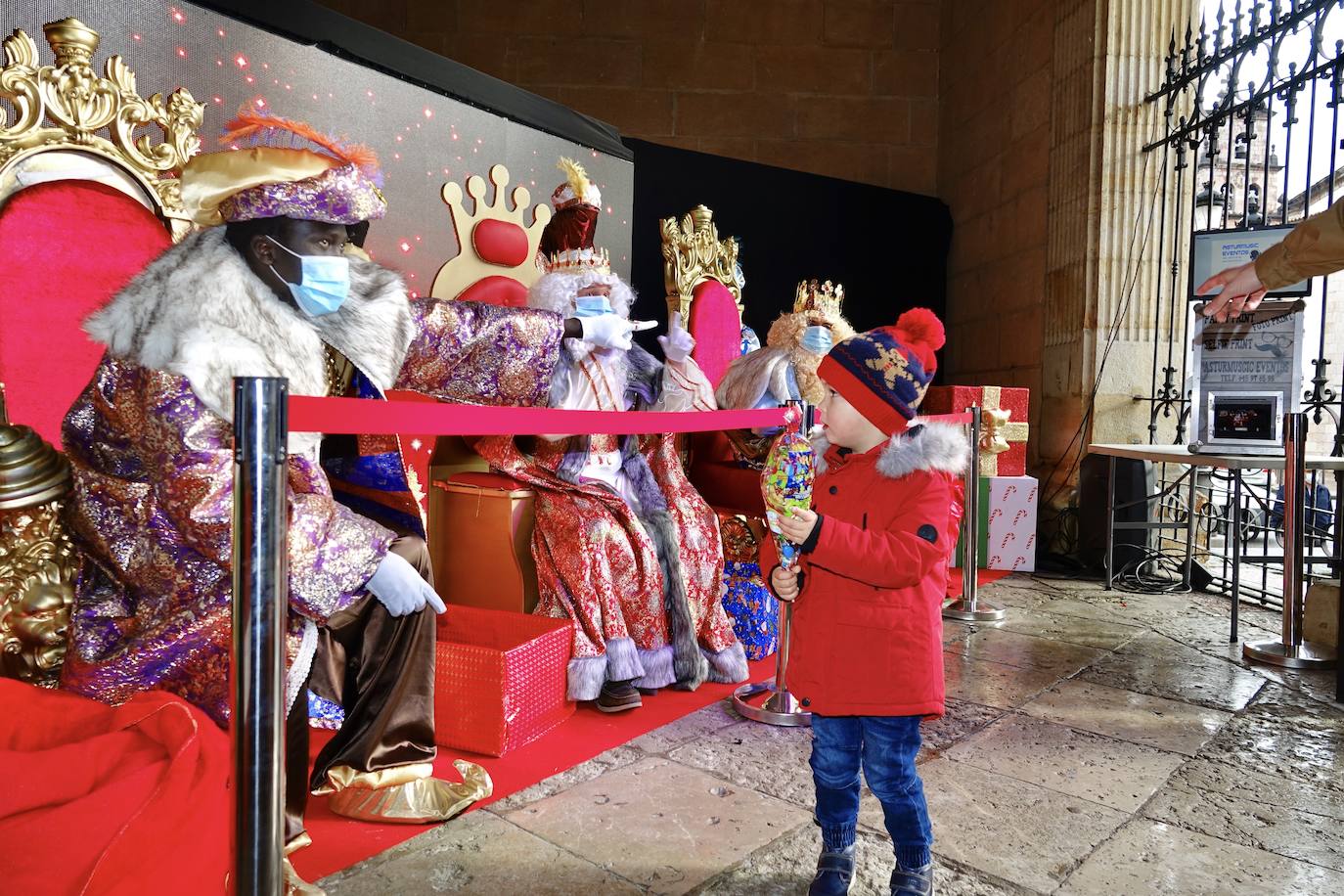 A pesar de la pandemia, Melchor, Gaspar y Baltasar no han querido olvidarse de los regalos de ningún niño de Asturias y han realizado un recorrido de lo más completo a lo largo de toda la región. Eso sí, siempre cumpliendo las medidas de seguridad frente al coronavirus. Por eso los Reyes Magos de Oriente no han podido realizar las tradicionales cabalgatas. Así, durante el pasado lunes y este martes, Sus Majestades, acompañados del Príncipe Aliatar, han atendido las peticiones de los más pequeños de Oviedo, Gijón, Avilés, Mieres, Colloto, Villaviciosa, Cangas del Narcea, Lugones, Arriondas, Ribadesella, Cangas de Onís y muchos otros municipios asturianos. 