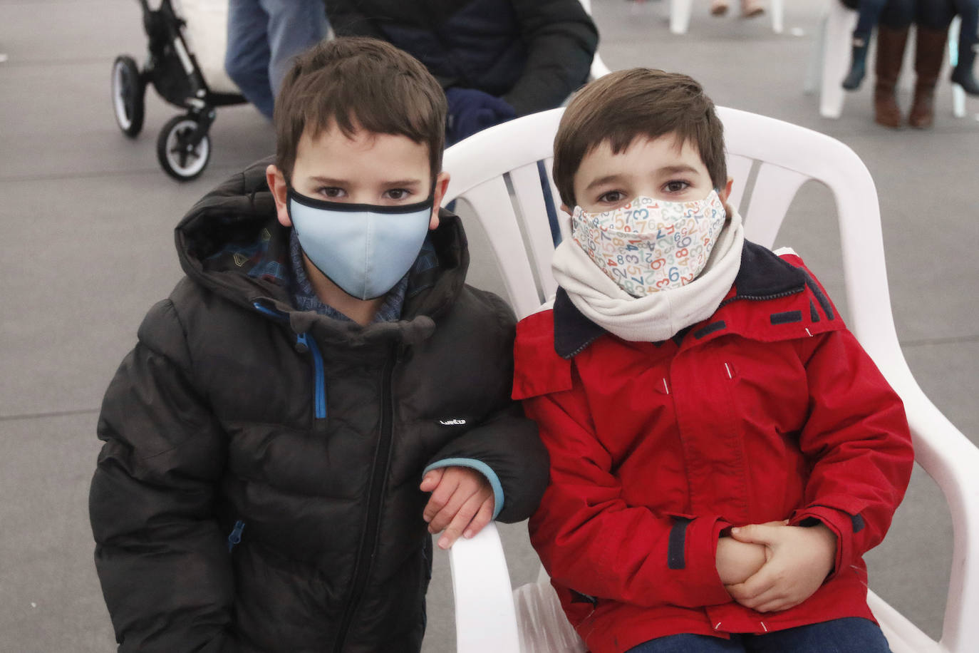 A pesar de la pandemia, Melchor, Gaspar y Baltasar no han querido olvidarse de los regalos de ningún niño de Asturias y han realizado un recorrido de lo más completo a lo largo de toda la región. Eso sí, siempre cumpliendo las medidas de seguridad frente al coronavirus. Por eso los Reyes Magos de Oriente no han podido realizar las tradicionales cabalgatas. Así, durante el pasado lunes y este martes, Sus Majestades, acompañados del Príncipe Aliatar, han atendido las peticiones de los más pequeños de Oviedo, Gijón, Avilés, Mieres, Colloto, Villaviciosa, Cangas del Narcea, Lugones y muchos otros municipios asturianos. 