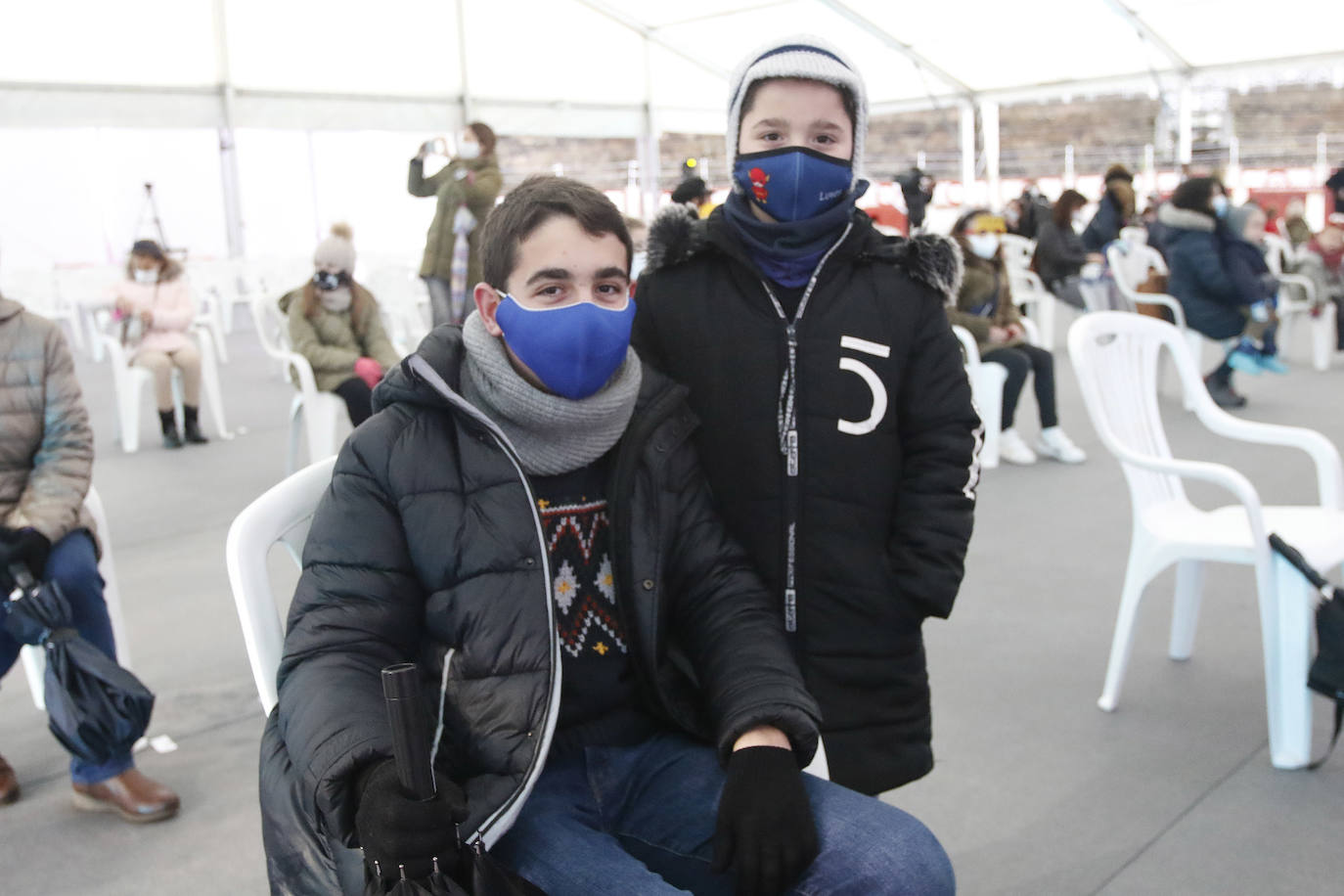 A pesar de la pandemia, Melchor, Gaspar y Baltasar no han querido olvidarse de los regalos de ningún niño de Asturias y han realizado un recorrido de lo más completo a lo largo de toda la región. Eso sí, siempre cumpliendo las medidas de seguridad frente al coronavirus. Por eso los Reyes Magos de Oriente no han podido realizar las tradicionales cabalgatas. Así, durante el pasado lunes y este martes, Sus Majestades, acompañados del Príncipe Aliatar, han atendido las peticiones de los más pequeños de Oviedo, Gijón, Avilés, Mieres, Colloto, Villaviciosa, Cangas del Narcea, Lugones y muchos otros municipios asturianos. 