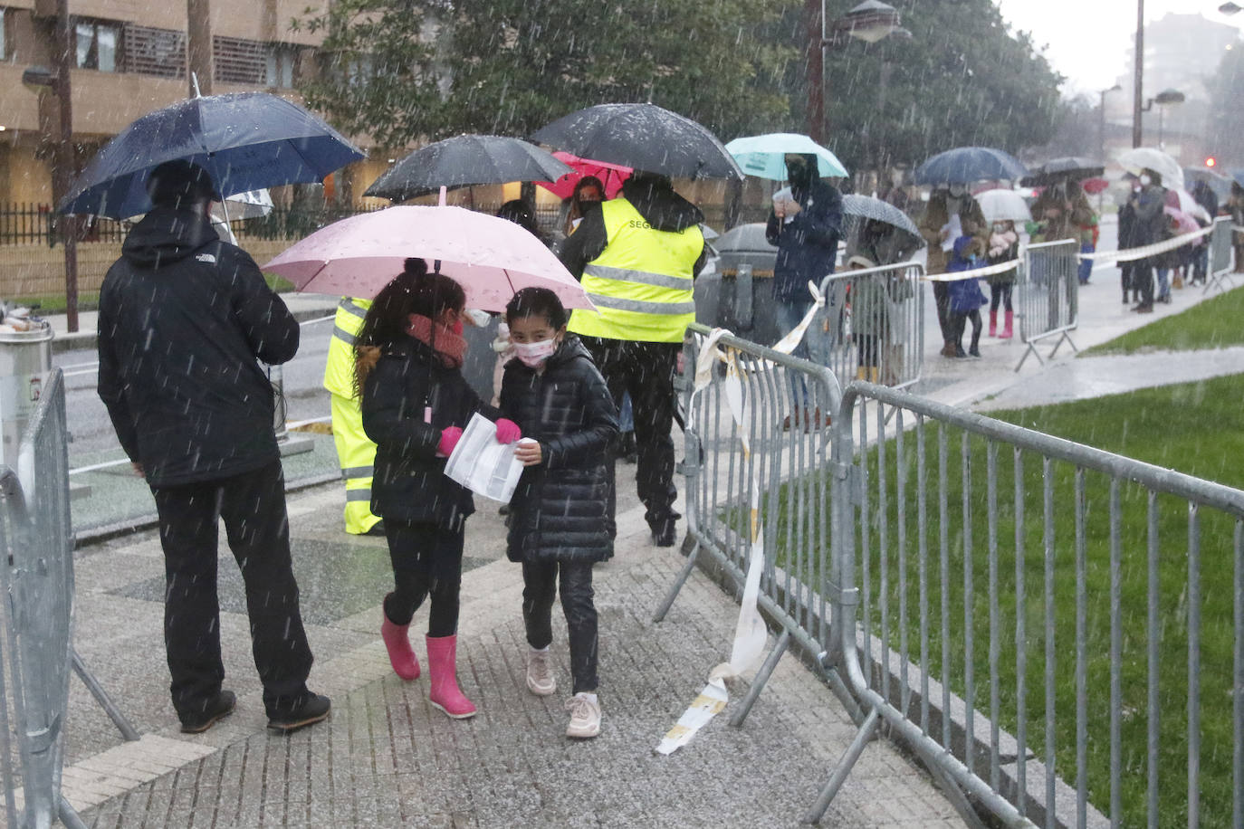A pesar de la pandemia, Melchor, Gaspar y Baltasar no han querido olvidarse de los regalos de ningún niño de Asturias y han realizado un recorrido de lo más completo a lo largo de toda la región. Eso sí, siempre cumpliendo las medidas de seguridad frente al coronavirus. Por eso los Reyes Magos de Oriente no han podido realizar las tradicionales cabalgatas. Así, durante el pasado lunes y este martes, Sus Majestades, acompañados del Príncipe Aliatar, han atendido las peticiones de los más pequeños de Oviedo, Gijón, Avilés, Mieres, Colloto, Villaviciosa, Cangas del Narcea, Lugones y muchos otros municipios asturianos. 