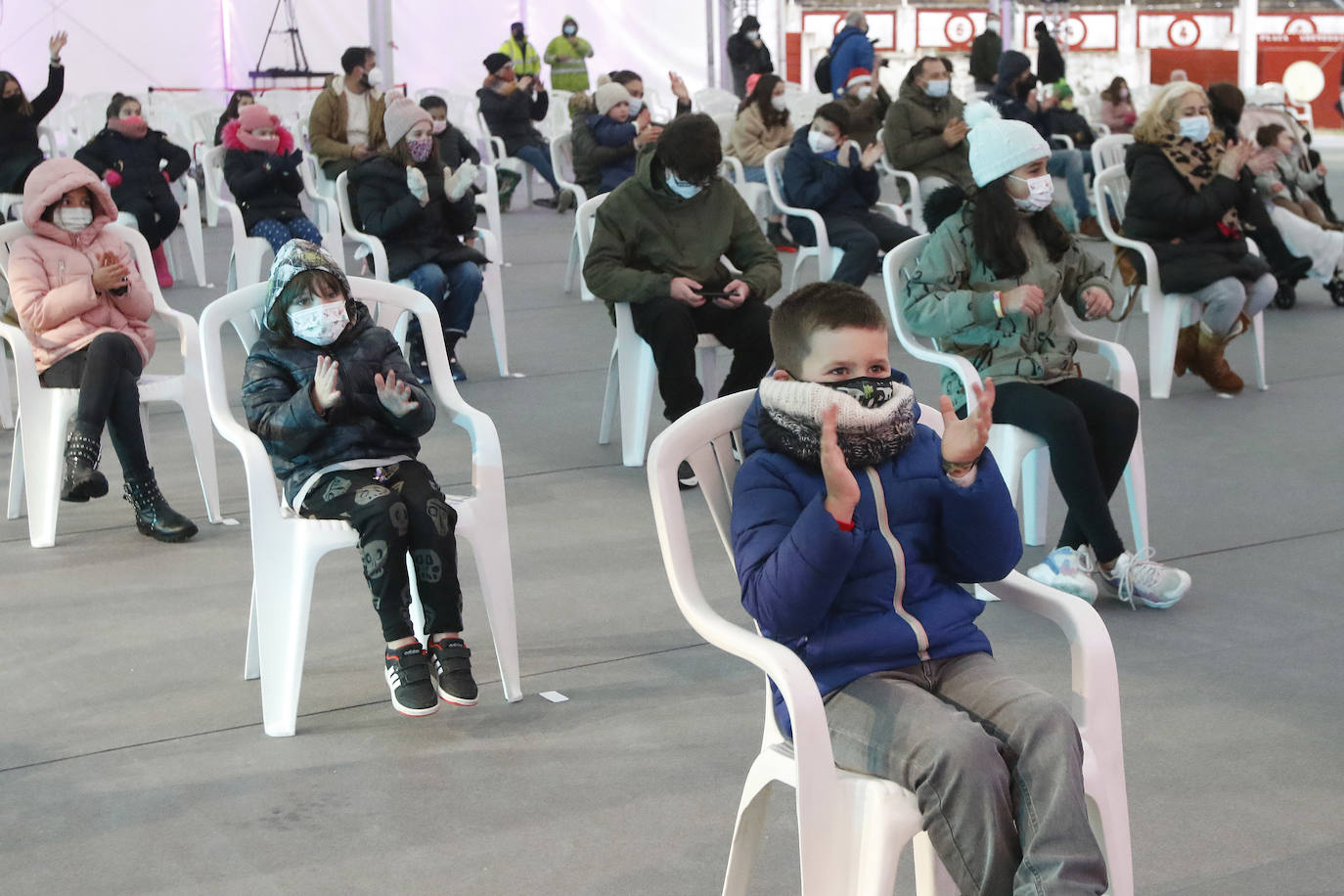 A pesar de la pandemia, Melchor, Gaspar y Baltasar no han querido olvidarse de los regalos de ningún niño de Asturias y han realizado un recorrido de lo más completo a lo largo de toda la región. Eso sí, siempre cumpliendo las medidas de seguridad frente al coronavirus. Por eso los Reyes Magos de Oriente no han podido realizar las tradicionales cabalgatas. Así, durante el pasado lunes y este martes, Sus Majestades, acompañados del Príncipe Aliatar, han atendido las peticiones de los más pequeños de Oviedo, Gijón, Avilés, Mieres, Colloto, Villaviciosa, Cangas del Narcea, Lugones y muchos otros municipios asturianos. 