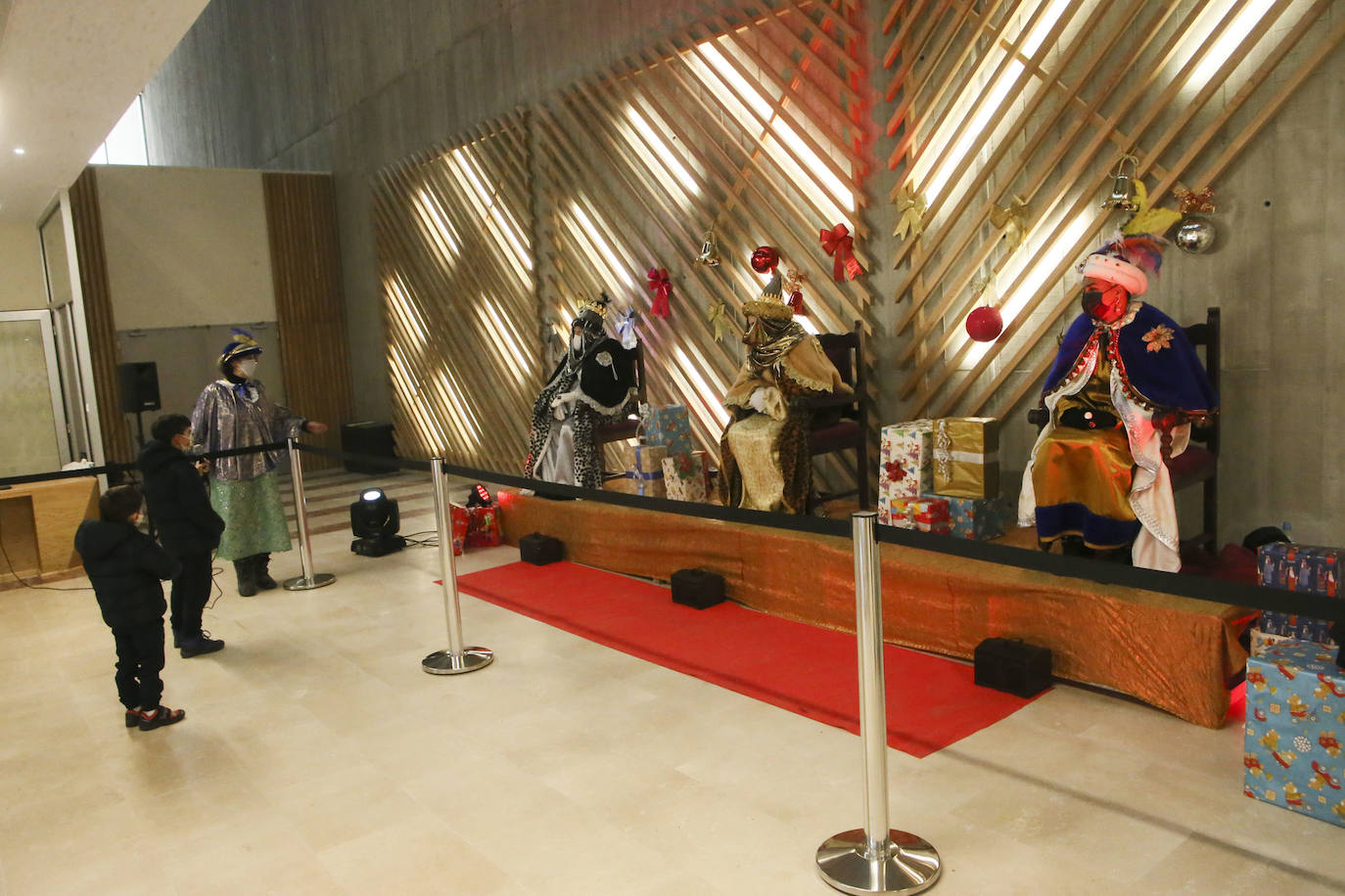 A pesar de la pandemia, Melchor, Gaspar y Baltasar no han querido olvidarse de los regalos de ningún niño de Asturias y han realizado un recorrido de lo más completo a lo largo de toda la región. Eso sí, siempre cumpliendo las medidas de seguridad frente al coronavirus. Por eso los Reyes Magos de Oriente no han podido realizar las tradicionales cabalgatas. Así, durante el pasado lunes y este martes, Sus Majestades, acompañados del Príncipe Aliatar, han atendido las peticiones de los más pequeños de Oviedo, Gijón, Avilés, Mieres, Colloto, Villaviciosa, Cangas del Narcea, Lugones, Arriondas, Ribadesella, Cangas de Onís y muchos otros municipios asturianos. 