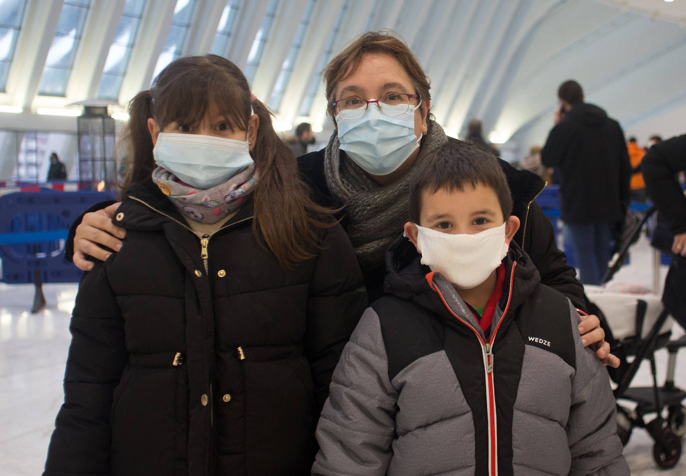 A pesar de la pandemia, Melchor, Gaspar y Baltasar no han querido olvidarse de los regalos de ningún niño de Asturias y han realizado un recorrido de lo más completo a lo largo de toda la región. Eso sí, siempre cumpliendo las medidas de seguridad frente al coronavirus. Por eso los Reyes Magos de Oriente no han podido realizar las tradicionales cabalgatas. Así, durante el pasado lunes y este martes, Sus Majestades, acompañados del Príncipe Aliatar, han atendido las peticiones de los más pequeños de Oviedo, Gijón, Avilés, Mieres, Colloto, Villaviciosa, Cangas del Narcea, Lugones y muchos otros municipios asturianos. 