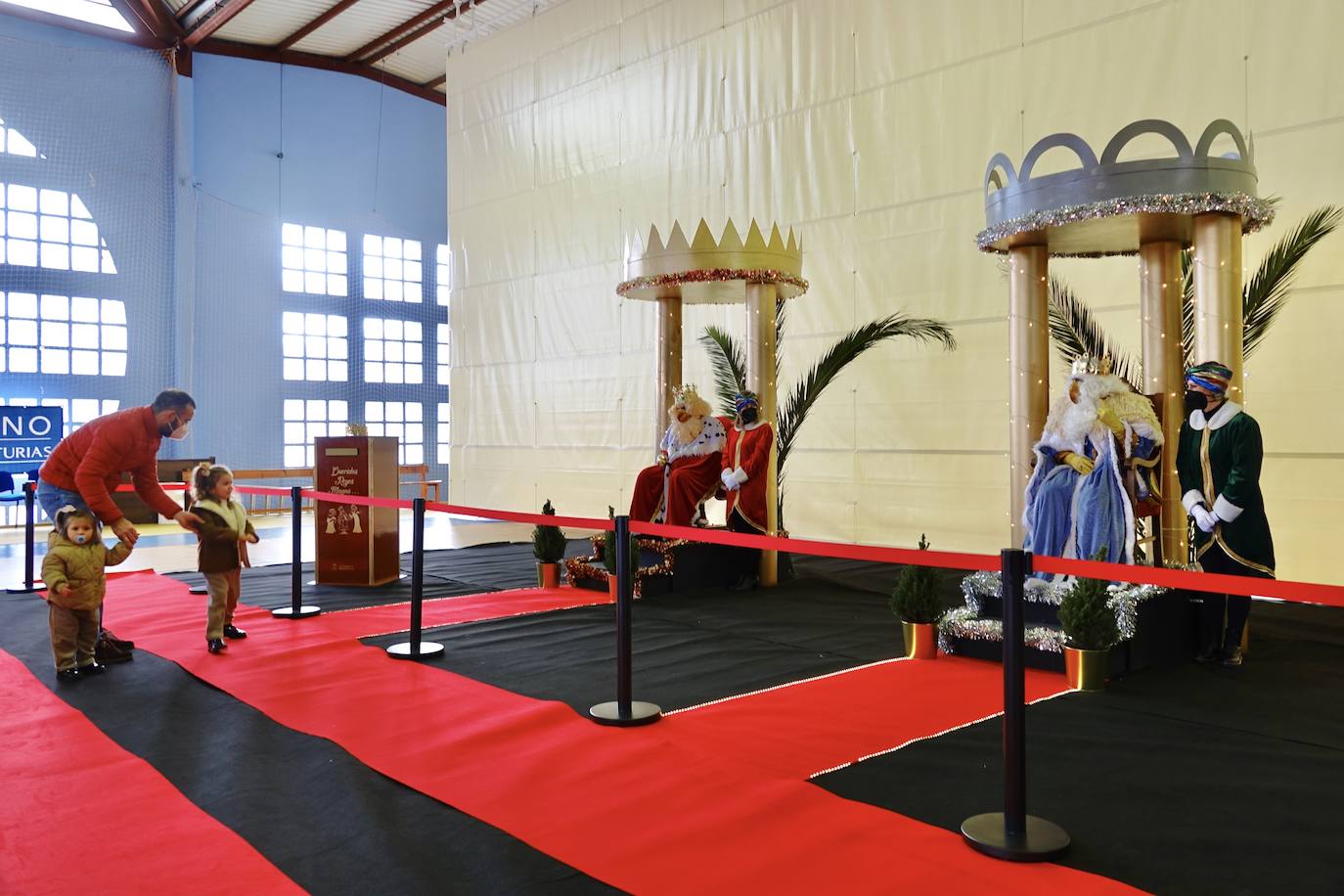 A pesar de la pandemia, Melchor, Gaspar y Baltasar no han querido olvidarse de los regalos de ningún niño de Asturias y han realizado un recorrido de lo más completo a lo largo de toda la región. Eso sí, siempre cumpliendo las medidas de seguridad frente al coronavirus. Por eso los Reyes Magos de Oriente no han podido realizar las tradicionales cabalgatas. Así, durante el pasado lunes y este martes, Sus Majestades, acompañados del Príncipe Aliatar, han atendido las peticiones de los más pequeños de Oviedo, Gijón, Avilés, Mieres, Colloto, Villaviciosa, Cangas del Narcea, Lugones, Arriondas, Ribadesella, Cangas de Onís y muchos otros municipios asturianos. 