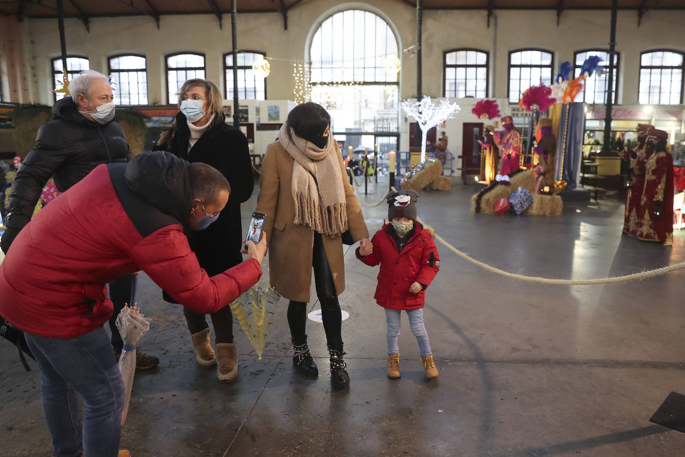 A pesar de la pandemia, Melchor, Gaspar y Baltasar no han querido olvidarse de los regalos de ningún niño de Asturias y han realizado un recorrido de lo más completo a lo largo de toda la región. Eso sí, siempre cumpliendo las medidas de seguridad frente al coronavirus. Por eso los Reyes Magos de Oriente no han podido realizar las tradicionales cabalgatas. Así, durante el pasado lunes y este martes, Sus Majestades, acompañados del Príncipe Aliatar, han atendido las peticiones de los más pequeños de Oviedo, Gijón, Avilés, Mieres, Colloto, Villaviciosa, Cangas del Narcea, Lugones y muchos otros municipios asturianos. 