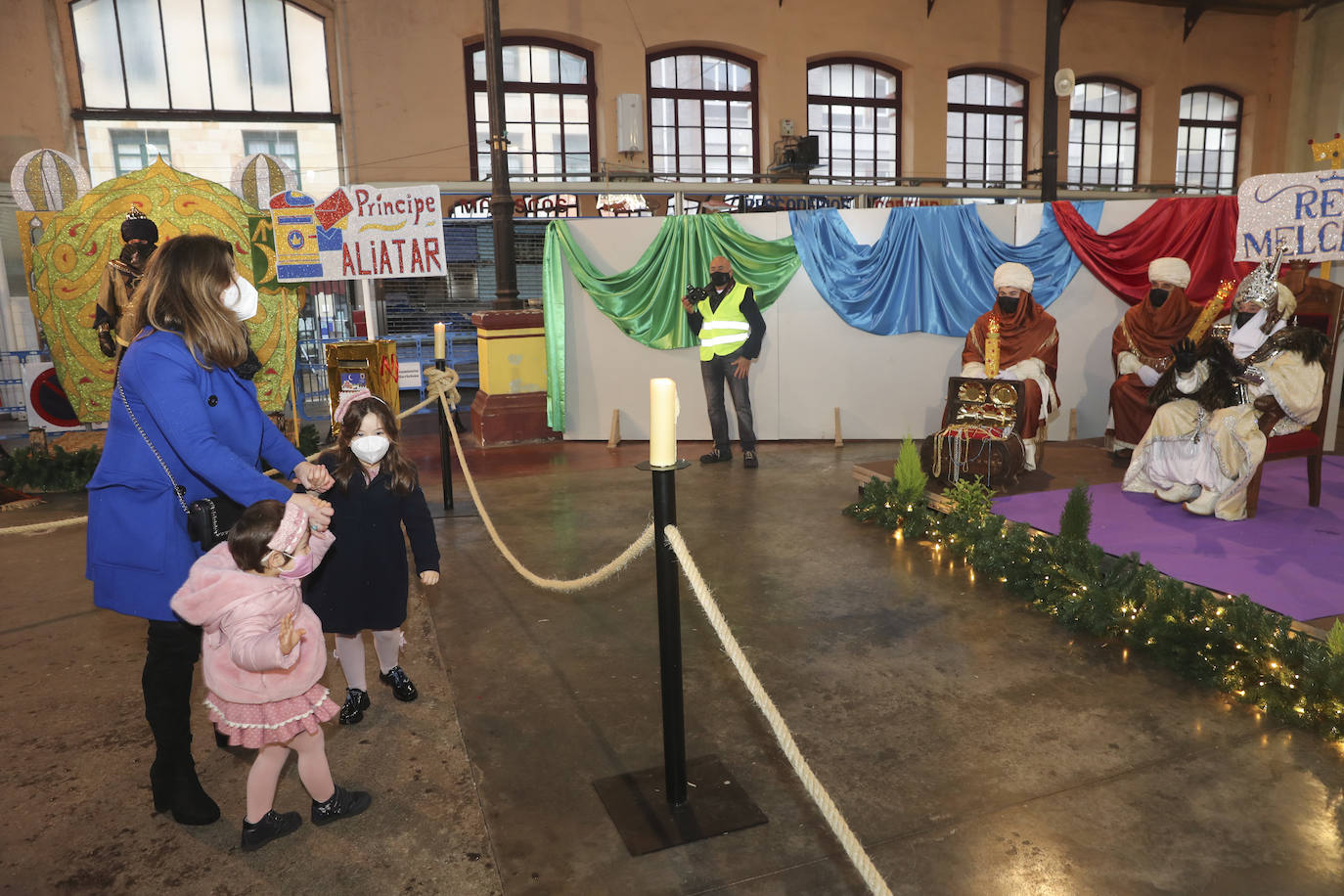 A pesar de la pandemia, Melchor, Gaspar y Baltasar no han querido olvidarse de los regalos de ningún niño de Asturias y han realizado un recorrido de lo más completo a lo largo de toda la región. Eso sí, siempre cumpliendo las medidas de seguridad frente al coronavirus. Por eso los Reyes Magos de Oriente no han podido realizar las tradicionales cabalgatas. Así, durante el pasado lunes y este martes, Sus Majestades, acompañados del Príncipe Aliatar, han atendido las peticiones de los más pequeños de Oviedo, Gijón, Avilés, Mieres, Colloto, Villaviciosa, Cangas del Narcea, Lugones y muchos otros municipios asturianos. 