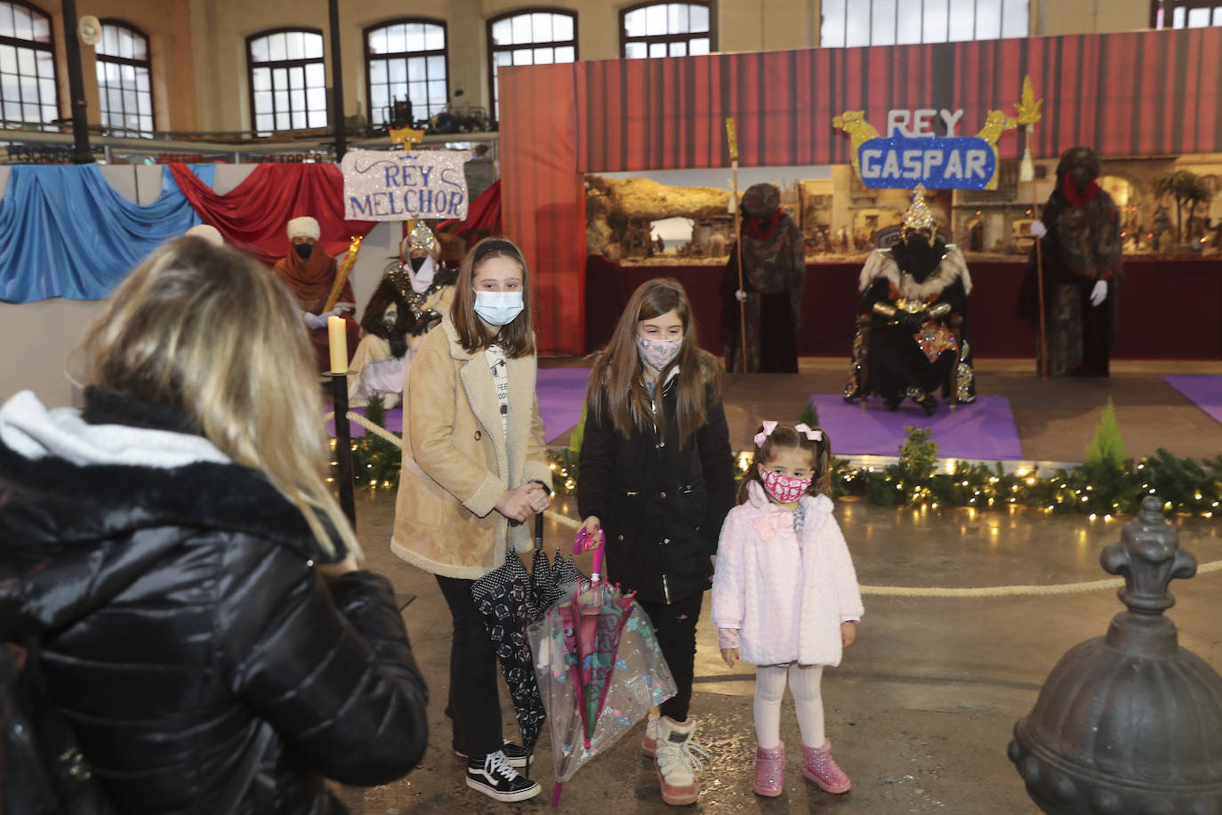 A pesar de la pandemia, Melchor, Gaspar y Baltasar no han querido olvidarse de los regalos de ningún niño de Asturias y han realizado un recorrido de lo más completo a lo largo de toda la región. Eso sí, siempre cumpliendo las medidas de seguridad frente al coronavirus. Por eso los Reyes Magos de Oriente no han podido realizar las tradicionales cabalgatas. Así, durante el pasado lunes y este martes, Sus Majestades, acompañados del Príncipe Aliatar, han atendido las peticiones de los más pequeños de Oviedo, Gijón, Avilés, Mieres, Colloto, Villaviciosa, Cangas del Narcea, Lugones y muchos otros municipios asturianos. 