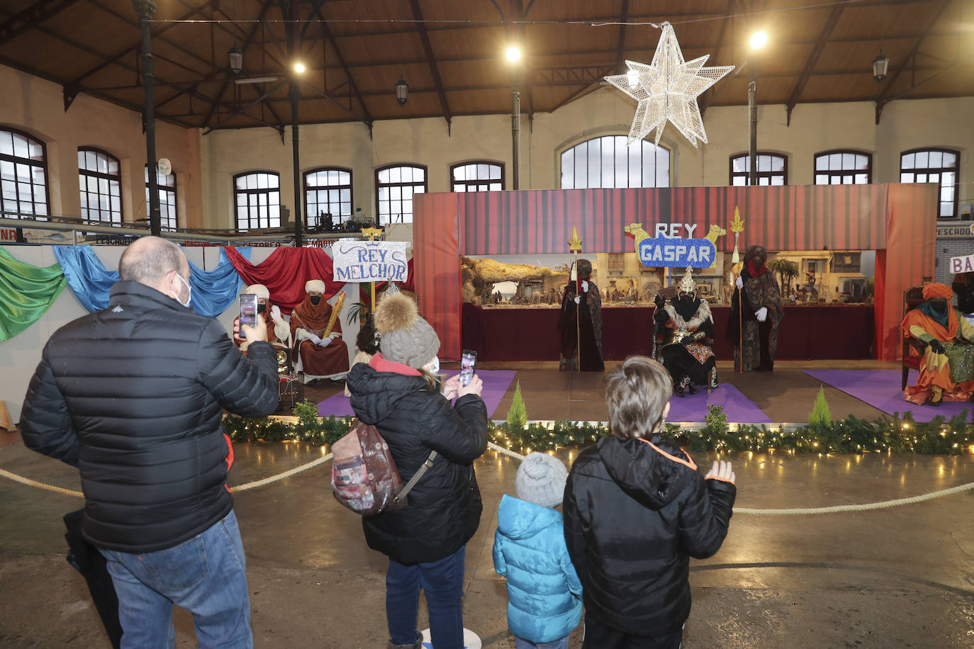 A pesar de la pandemia, Melchor, Gaspar y Baltasar no han querido olvidarse de los regalos de ningún niño de Asturias y han realizado un recorrido de lo más completo a lo largo de toda la región. Eso sí, siempre cumpliendo las medidas de seguridad frente al coronavirus. Por eso los Reyes Magos de Oriente no han podido realizar las tradicionales cabalgatas. Así, durante el pasado lunes y este martes, Sus Majestades, acompañados del Príncipe Aliatar, han atendido las peticiones de los más pequeños de Oviedo, Gijón, Avilés, Mieres, Colloto, Villaviciosa, Cangas del Narcea, Lugones y muchos otros municipios asturianos. 