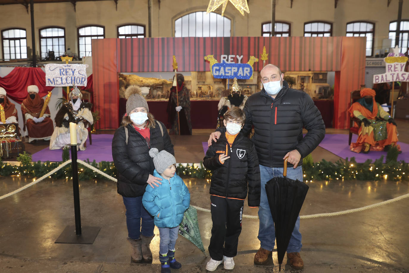 A pesar de la pandemia, Melchor, Gaspar y Baltasar no han querido olvidarse de los regalos de ningún niño de Asturias y han realizado un recorrido de lo más completo a lo largo de toda la región. Eso sí, siempre cumpliendo las medidas de seguridad frente al coronavirus. Por eso los Reyes Magos de Oriente no han podido realizar las tradicionales cabalgatas. Así, durante el pasado lunes y este martes, Sus Majestades, acompañados del Príncipe Aliatar, han atendido las peticiones de los más pequeños de Oviedo, Gijón, Avilés, Mieres, Colloto, Villaviciosa, Cangas del Narcea, Lugones y muchos otros municipios asturianos. 