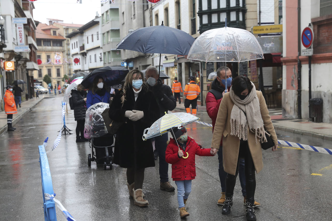 A pesar de la pandemia, Melchor, Gaspar y Baltasar no han querido olvidarse de los regalos de ningún niño de Asturias y han realizado un recorrido de lo más completo a lo largo de toda la región. Eso sí, siempre cumpliendo las medidas de seguridad frente al coronavirus. Por eso los Reyes Magos de Oriente no han podido realizar las tradicionales cabalgatas. Así, durante el pasado lunes y este martes, Sus Majestades, acompañados del Príncipe Aliatar, han atendido las peticiones de los más pequeños de Oviedo, Gijón, Avilés, Mieres, Colloto, Villaviciosa, Cangas del Narcea, Lugones y muchos otros municipios asturianos. 