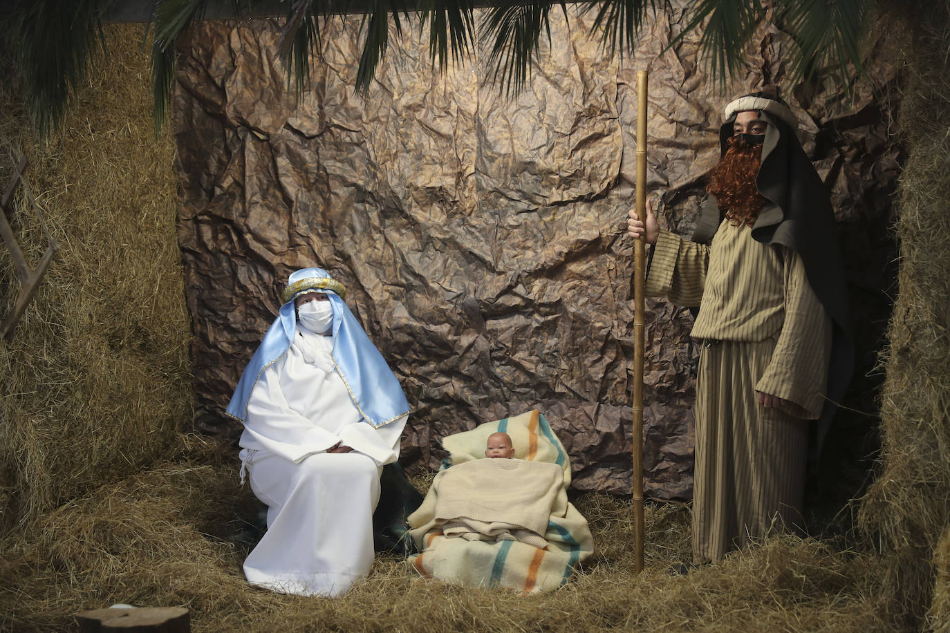 A pesar de la pandemia, Melchor, Gaspar y Baltasar no han querido olvidarse de los regalos de ningún niño de Asturias y han realizado un recorrido de lo más completo a lo largo de toda la región. Eso sí, siempre cumpliendo las medidas de seguridad frente al coronavirus. Por eso los Reyes Magos de Oriente no han podido realizar las tradicionales cabalgatas. Así, durante el pasado lunes y este martes, Sus Majestades, acompañados del Príncipe Aliatar, han atendido las peticiones de los más pequeños de Oviedo, Gijón, Avilés, Mieres, Colloto, Villaviciosa, Cangas del Narcea, Lugones y muchos otros municipios asturianos. 