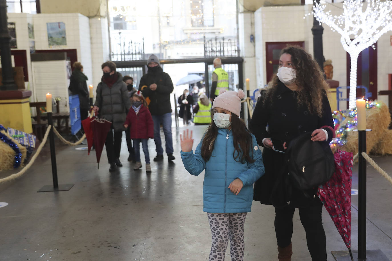 A pesar de la pandemia, Melchor, Gaspar y Baltasar no han querido olvidarse de los regalos de ningún niño de Asturias y han realizado un recorrido de lo más completo a lo largo de toda la región. Eso sí, siempre cumpliendo las medidas de seguridad frente al coronavirus. Por eso los Reyes Magos de Oriente no han podido realizar las tradicionales cabalgatas. Así, durante el pasado lunes y este martes, Sus Majestades, acompañados del Príncipe Aliatar, han atendido las peticiones de los más pequeños de Oviedo, Gijón, Avilés, Mieres, Colloto, Villaviciosa, Cangas del Narcea, Lugones y muchos otros municipios asturianos. 