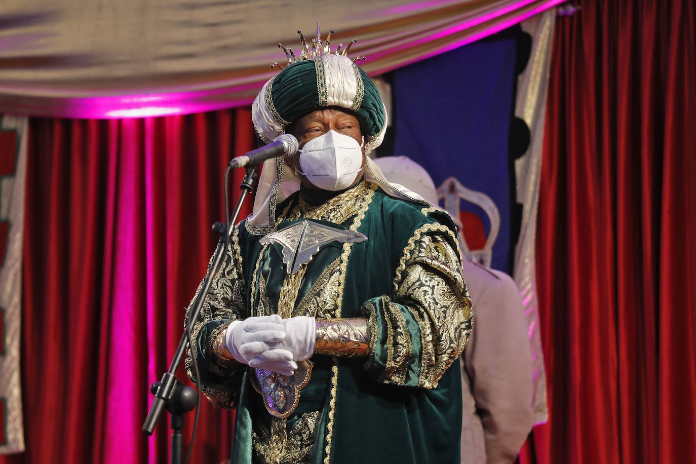 Melchor, Gaspar y Baltasar son testigos del cariño de los niños gijoneses que, durante el lunes y este martes —dos días muy fríos y lluviosos—, han acudido a la recepción celebrada en la plaza de toros de Gijón. Sus Majestades de Oriente ya están cargados de regalos para repartir ilusión esta madrugada. 