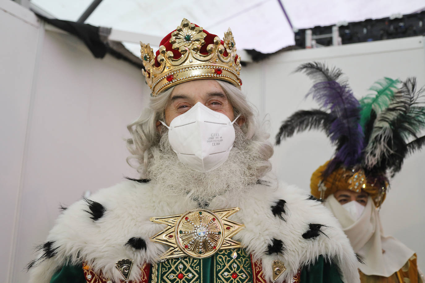 Melchor, Gaspar y Baltasar son testigos del cariño de los niños gijoneses que, durante el lunes y este martes —dos días muy fríos y lluviosos—, han acudido a la recepción celebrada en la plaza de toros de Gijón. Sus Majestades de Oriente ya están cargados de regalos para repartir ilusión esta madrugada. 