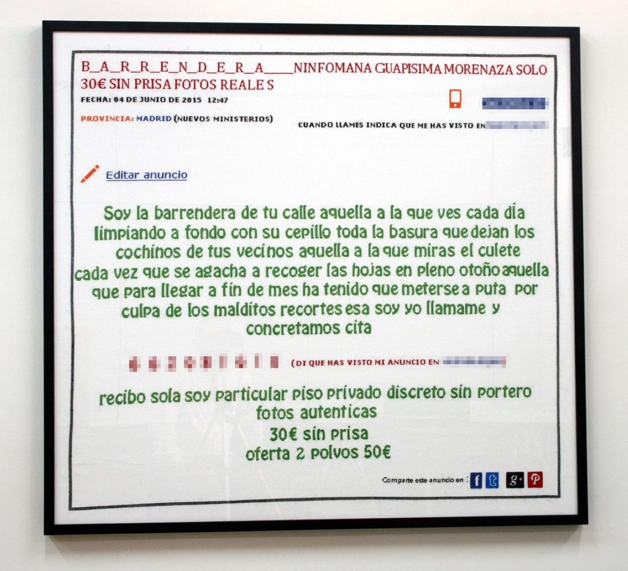 Compromiso. La exposición de Sandra Paula Fernández transita por diferentes camimos, uno de ellos el de la publicidad vinculada con la trata de mujeres. Pero también hay vídeos y bordados con mensajes feministas en los que se reproducen tuits contra la violencia de género. 