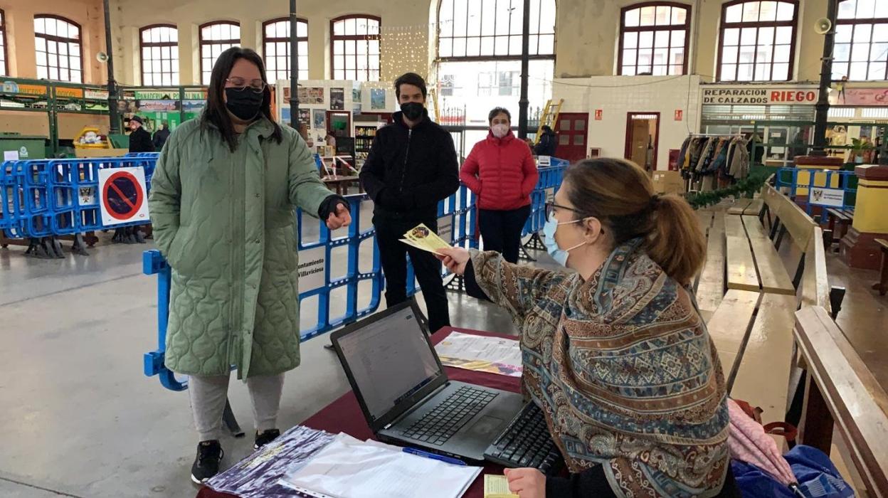 Ana Palenzuela reparte las últimas entradas para poder acudir a la recepción de los Reyes Magos. 