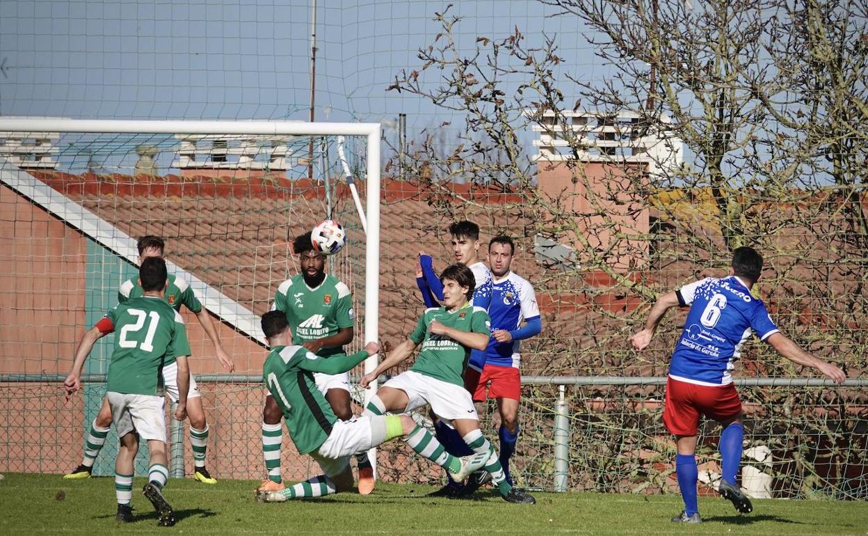 Jugada del último derbi entre el Llanes y el Urraca.