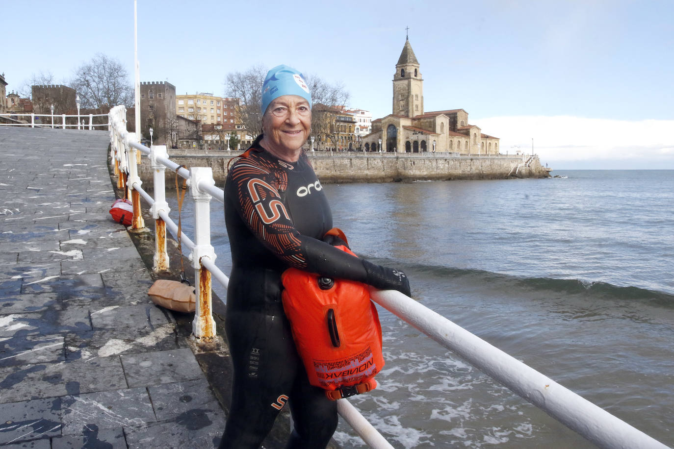 El frío no ha podido con los valientes que han decidido darse un chapuzón en la playa de San Lorenzo, de Gijón, durante este frío día de Reyes. En la mañana de este miércoles las temperaturas máximas apenas han superado los 8 grados. 