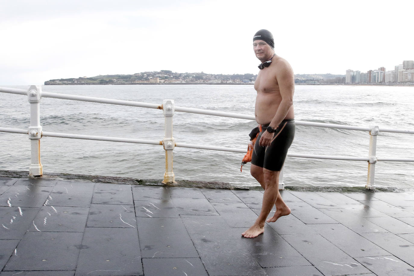 El frío no ha podido con los valientes que han decidido darse un chapuzón en la playa de San Lorenzo, de Gijón, durante este frío día de Reyes. En la mañana de este miércoles las temperaturas máximas apenas han superado los 8 grados. 