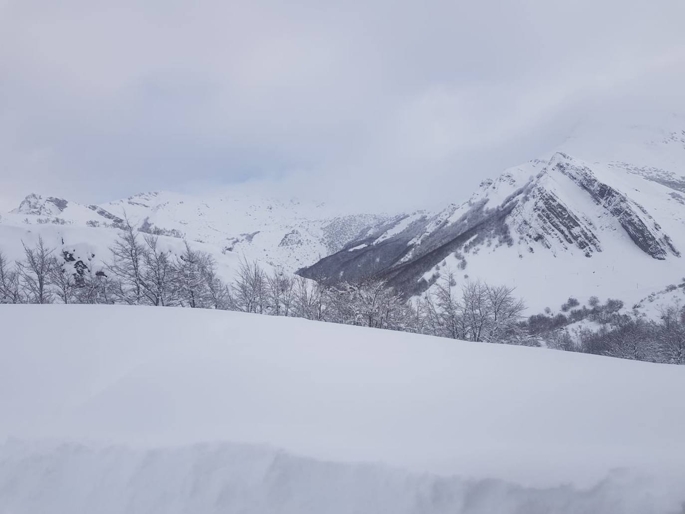 El temporal sigue sin dar tregua a Asturias. La Aemet ha decretato la alerta por las bajas temperaturas, que pueden llegar incluso a los -8ºC.