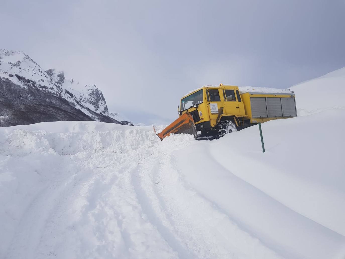 El temporal sigue sin dar tregua a Asturias. La Aemet ha decretato la alerta por las bajas temperaturas, que pueden llegar incluso a los -8ºC.