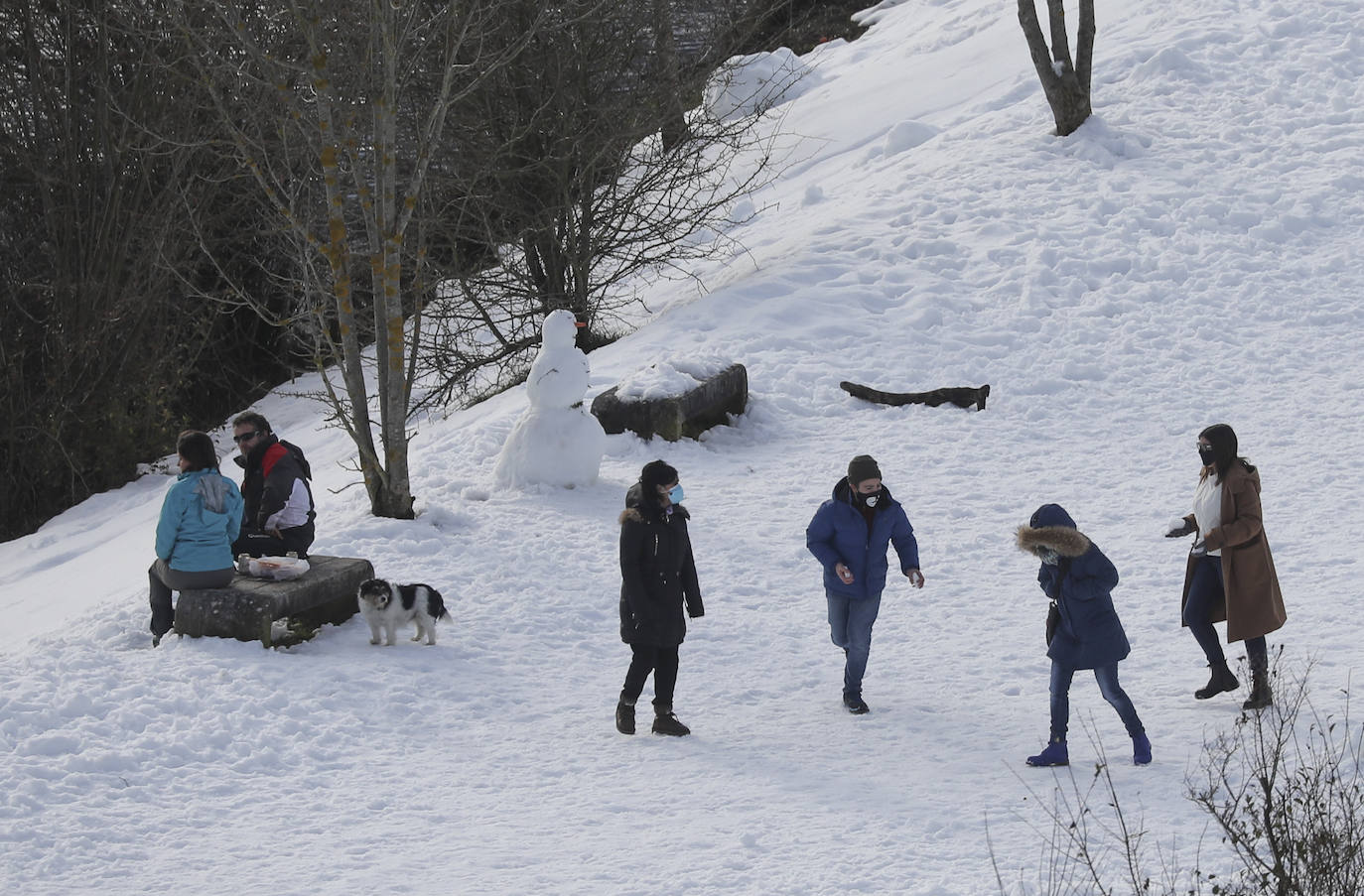 El temporal sigue sin dar tregua a Asturias. La Aemet ha decretato la alerta por las bajas temperaturas, que pueden llegar incluso a los -8ºC.