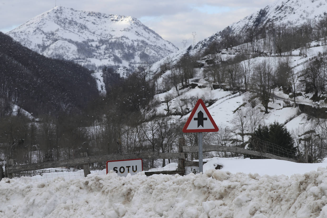 El temporal sigue sin dar tregua a Asturias. La Aemet ha decretato la alerta por las bajas temperaturas, que pueden llegar incluso a los -8ºC.