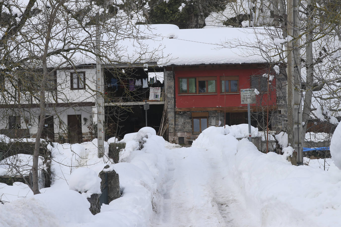 El temporal sigue sin dar tregua a Asturias. La Aemet ha decretato la alerta por las bajas temperaturas, que pueden llegar incluso a los -8ºC.