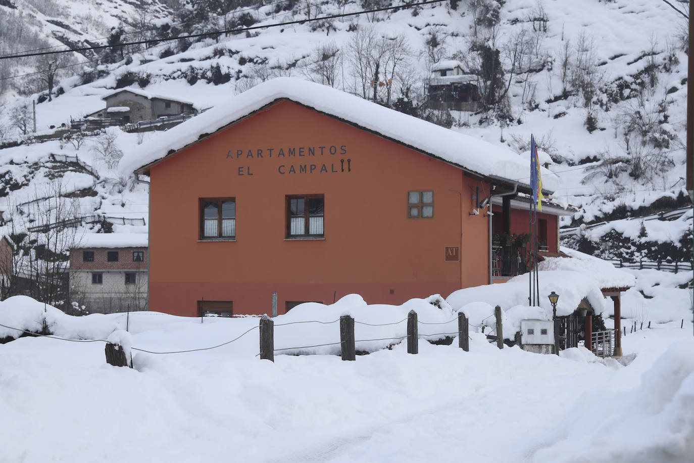 El temporal sigue sin dar tregua a Asturias. La Aemet ha decretato la alerta por las bajas temperaturas, que pueden llegar incluso a los -8ºC.