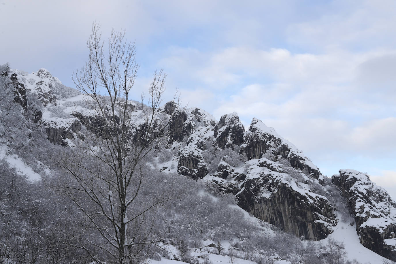 El temporal sigue sin dar tregua a Asturias. La Aemet ha decretato la alerta por las bajas temperaturas, que pueden llegar incluso a los -8ºC.