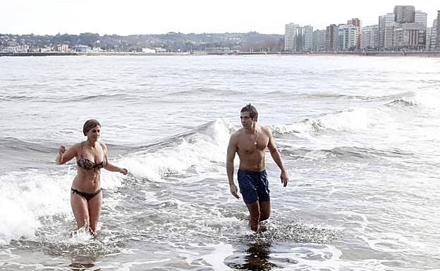 Imagen. San Lorenzo se llena de bañistas en pleno invierno