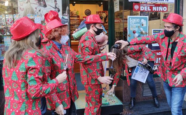 Sorteo de la Lotería del Niño | Vídeo: el brindis de los trabajadores del estanco de la suerte de Oviedo