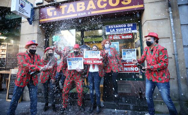 En la administración de la calle Jovellanos, 8 de Oviedo celebran que haya tocado parte del primer y segundo premio.