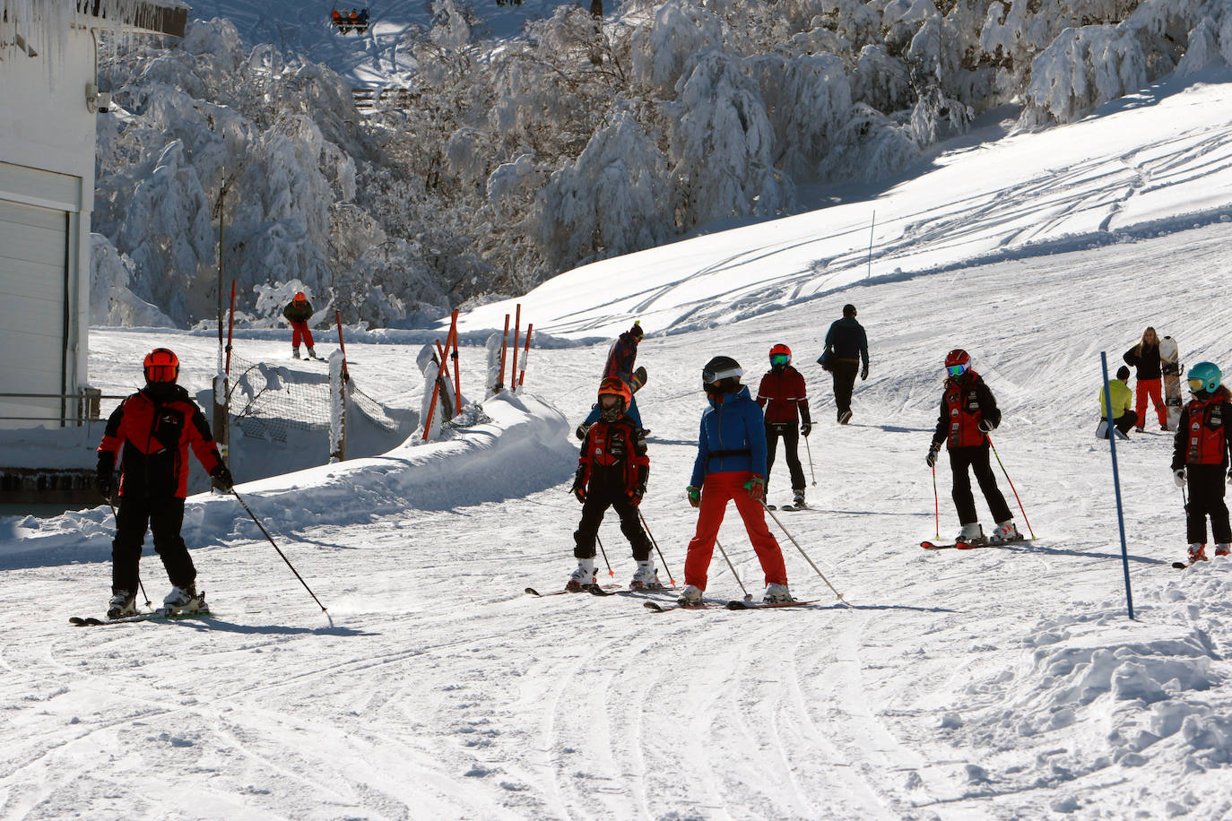La estación invernal Valgrande-Pajares ha completado su aforo —reducido a 1.200 usuarios por la pandemia de coronavirus— por segundo día consecutivo. 
